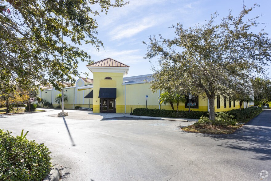 More Photos Of 12180 Metro Pky, Fort Myers Distribution For Lease