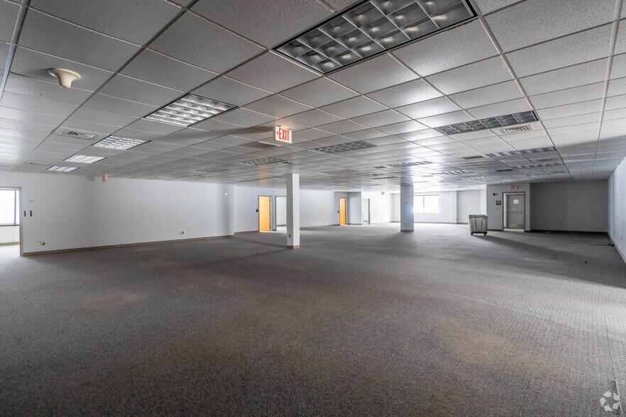 More Photos Of 4 Griffin Rd N, Windsor Office For Sale