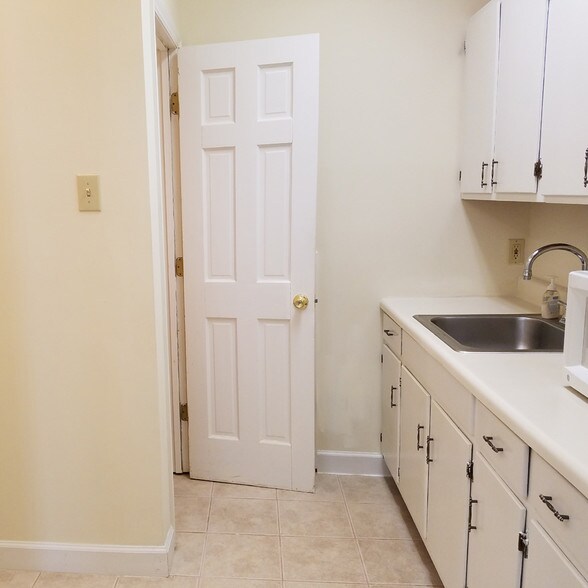 More Photos Of 1919 Boulevard St, Greensboro Office For Lease