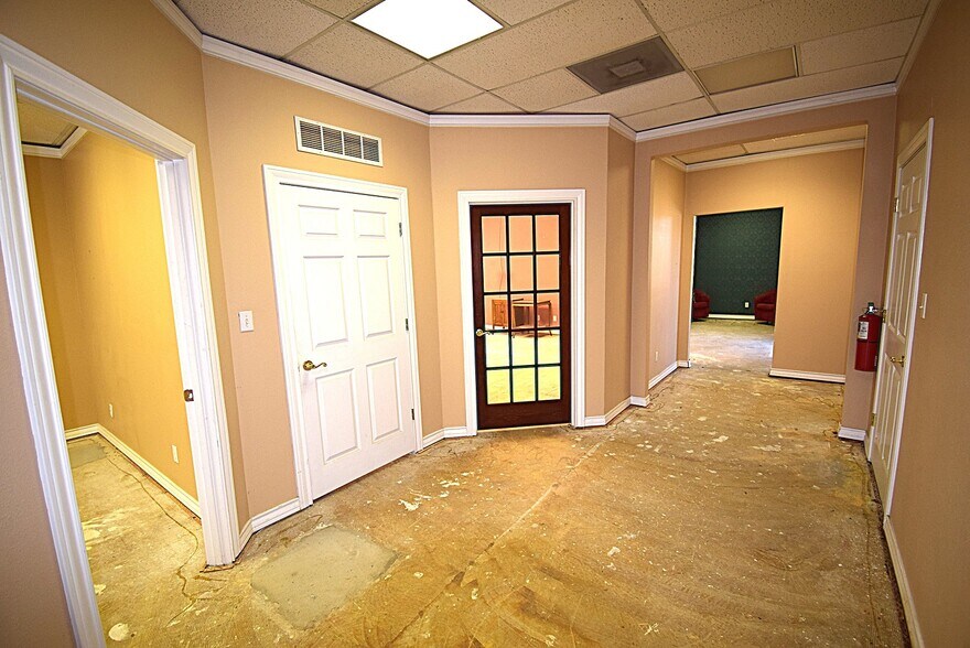 More Photos Of 1001 E Cedar Creek Pky, Seven Points Office For Sale