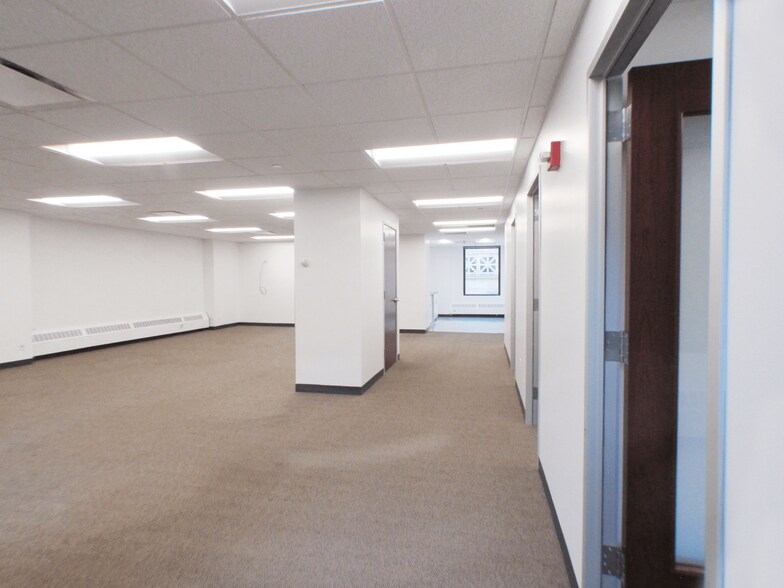 More Photos Of 100 N LaSalle St, Chicago Office For Lease