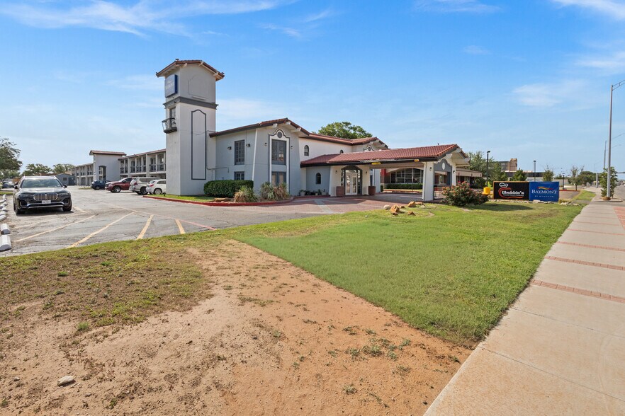 More Photos Of 601 Avenue Q, Lubbock Hotel For Sale
