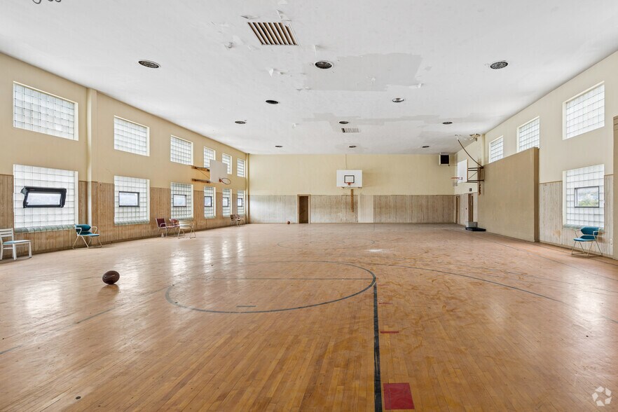 More Photos Of 131 University Dr, Pontiac Health Club For Sale