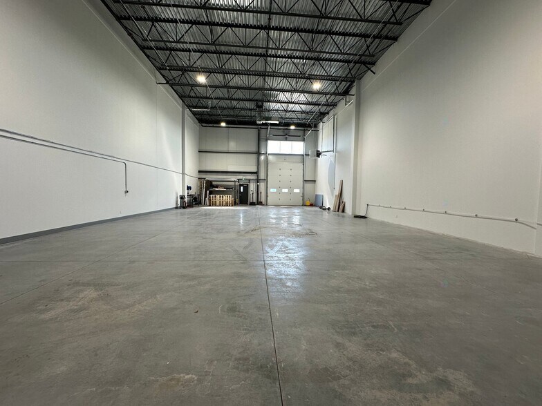 More Photos Of 5539 St Ernest-Cormier, Laval Showroom For Lease