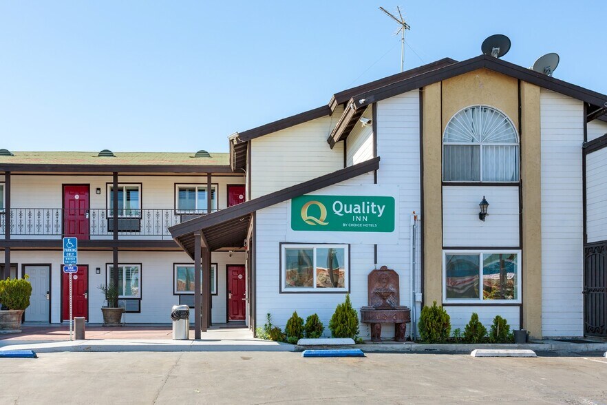 More Photos Of 15765 Mojave Dr, Victorville Hotel For Sale