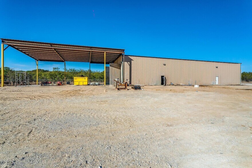 More Photos Of 520 Tradeway Dr, Mineral Wells Warehouse For Sale