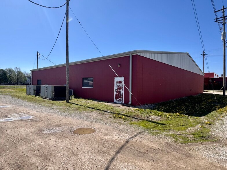 More Photos Of 205 W Main St, Bushnell Industrial For Sale