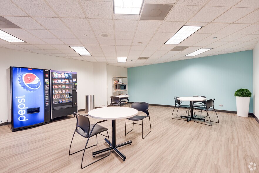 More Photos Of 2 Transam Plaza Dr, Oakbrook Terrace Office For Lease