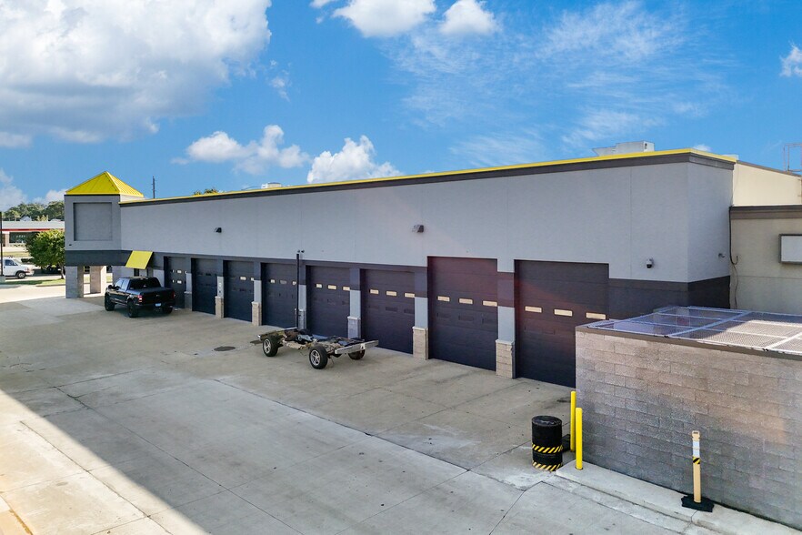 More Photos Of 3701 E 14th St, Des Moines Unknown For Lease