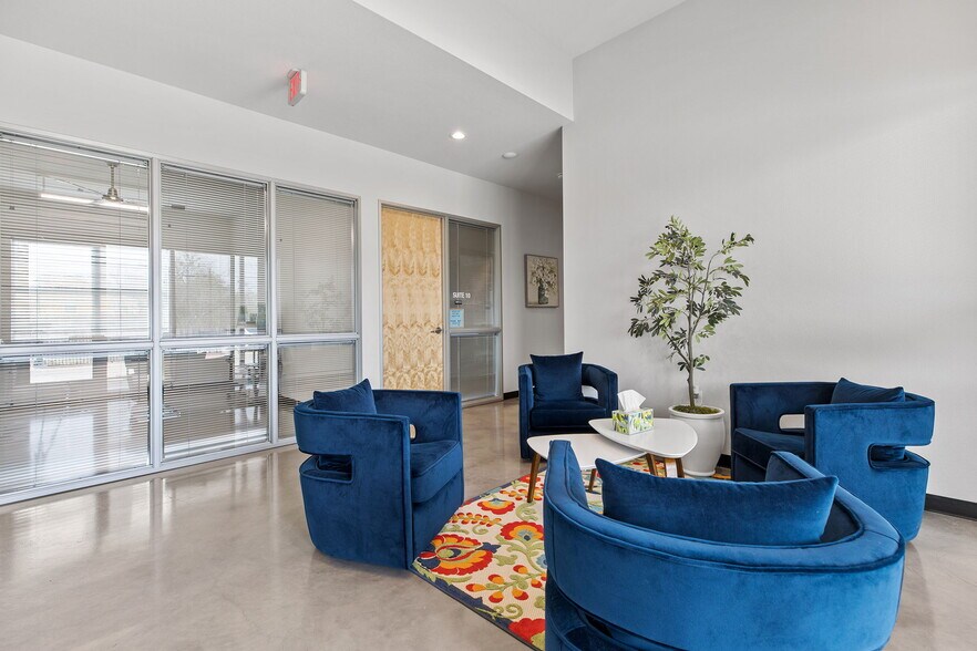 More Photos Of 6000 Menchaca Rd, Austin Unknown For Lease