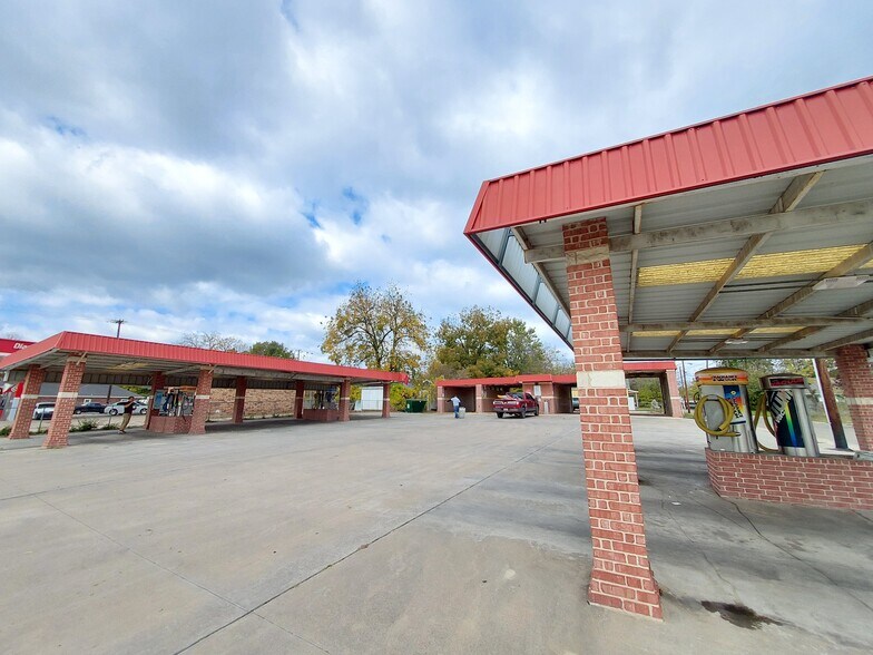 Primary Photo Of 1406 Live Oak st, Commerce Carwash For Sale