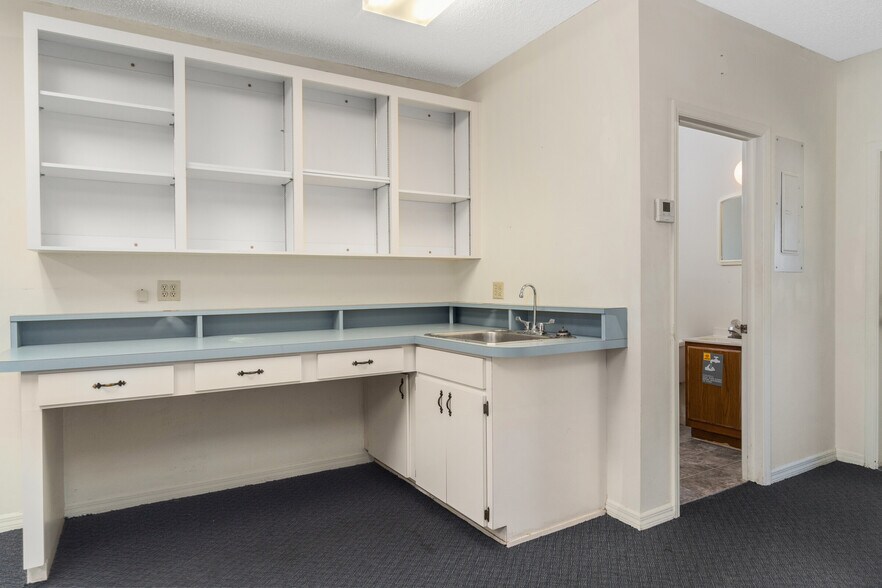 More Photos Of 300 S Line Ave, Inverness Medical For Sale