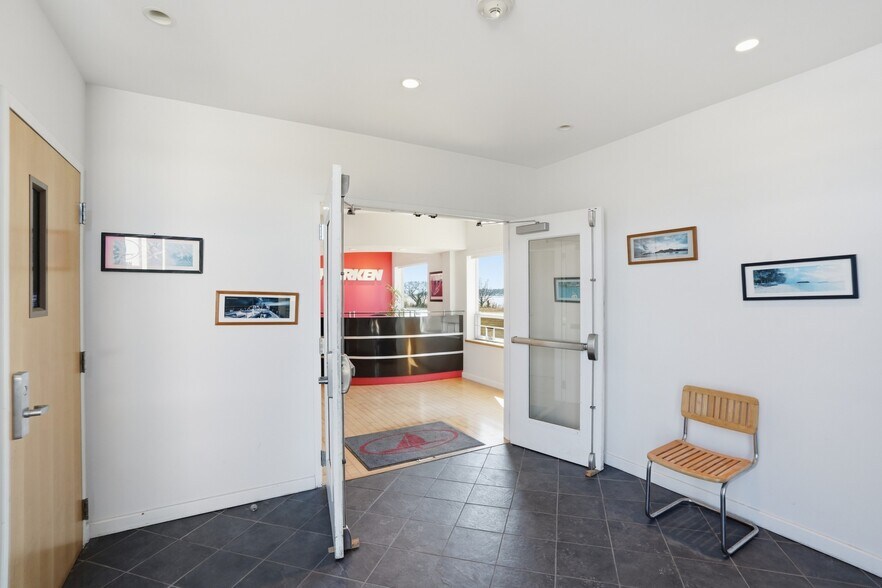More Photos Of 19 John Clarke Rd, Middletown Office For Sale
