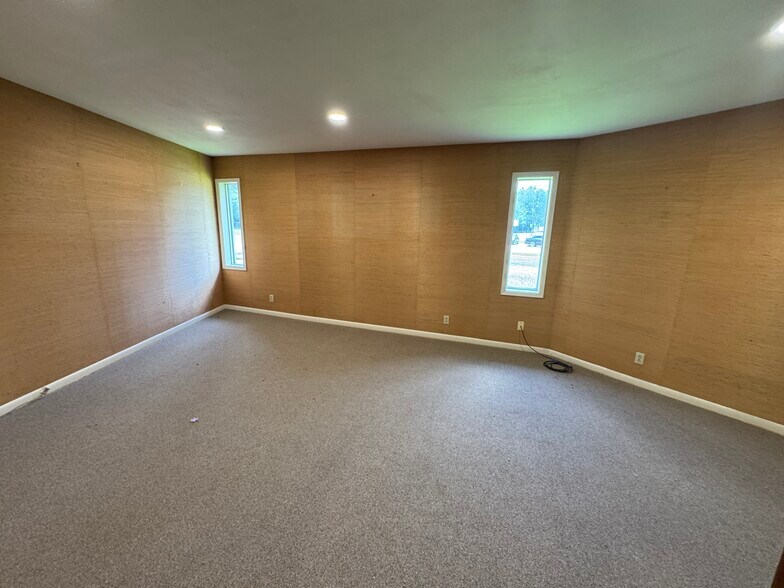More Photos Of 1208 S Chestnut St, Lufkin Showroom For Sale