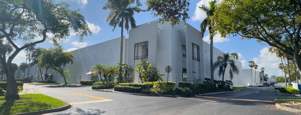 More Photos Of 8500-8600 NW 17th St, Doral Warehouse For Lease