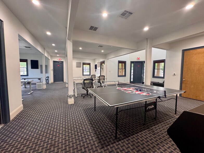 More Photos Of 627 W College St, Grapevine Office For Lease