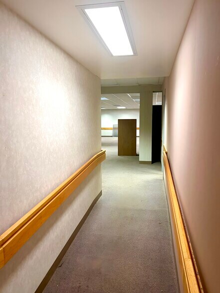 More Photos Of 2378 Wilshire Blvd, Mound Warehouse For Lease