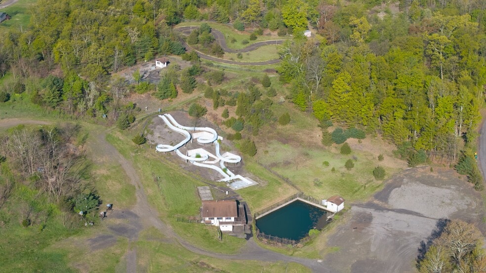 More Photos Of 167 Hill Rd, Kingston Sports And Entertainment For Sale