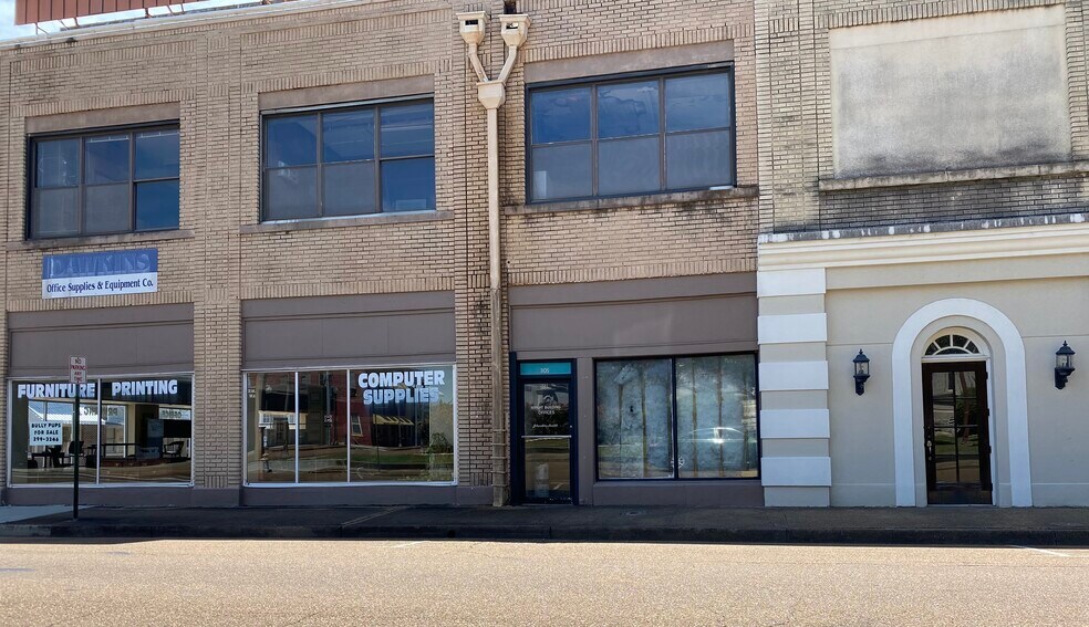 More Photos Of 305 W Market St, Greenwood Office Residential For Sale