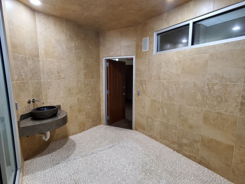 More Photos Of 4747 Pioneers Blvd, Lincoln Office For Lease