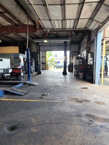 More Photos Of 8921 Daffodil Ave, Houston Auto Repair For Lease