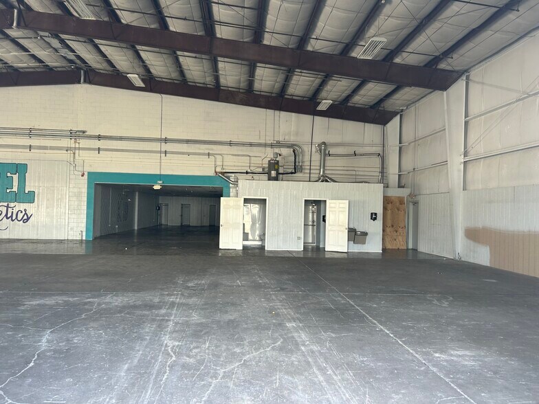 More Photos Of 650 6th St SW, Winter Haven Manufacturing For Lease