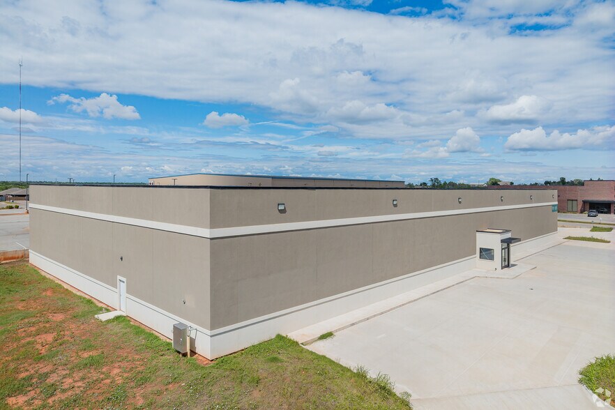 More Photos Of 1137 E Hefner Rd, Oklahoma City Flex For Sale