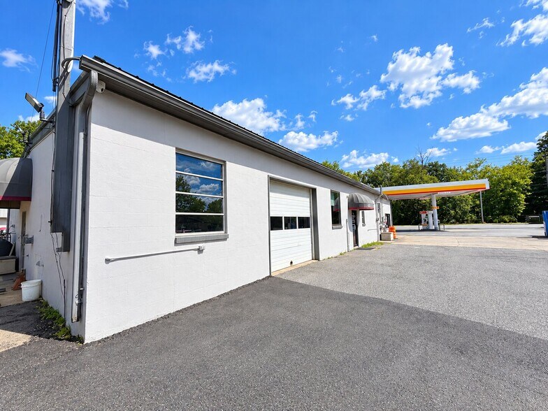 More Photos Of 633 Water St, Belvidere Service Station For Sale