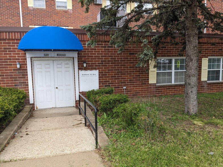 More Photos Of N88 W16838 Main St, Menomonee Falls Office Residential For Lease