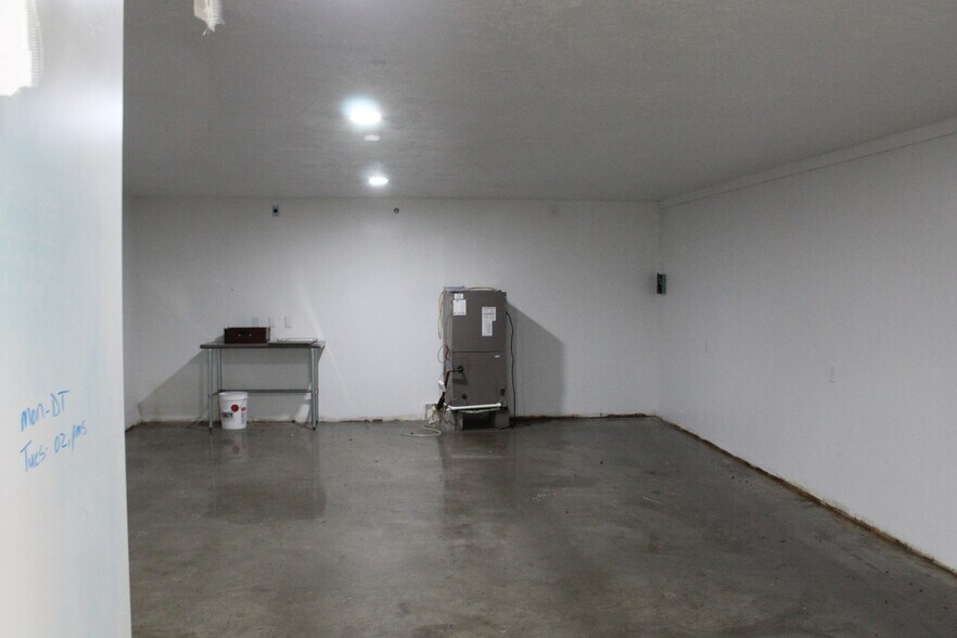 More Photos Of 507 48th St, Woodward Warehouse For Sale
