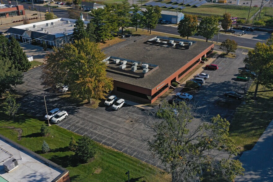 More Photos Of 2107 S Neil St, Champaign Office For Sale