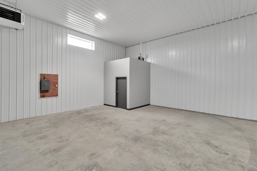 More Photos Of 800 Eastport Drive, Lancaster Warehouse For Lease