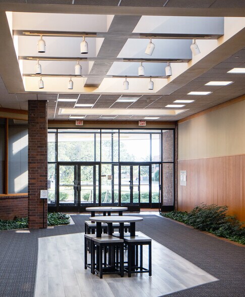 More Photos Of 200 W 22nd St, Lombard Unknown For Lease