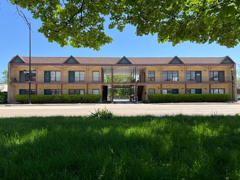 More Photos Of 381 N York Rd, Elmhurst Storefront Retail Office For Lease