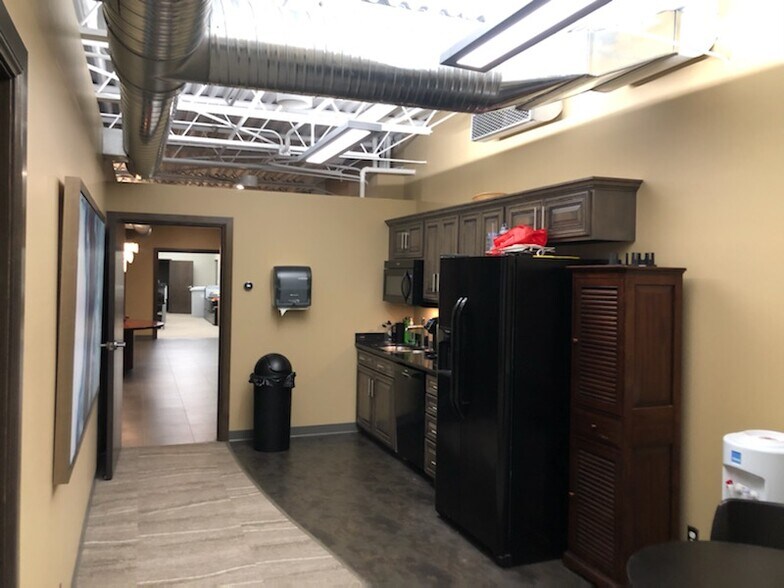 More Photos Of 312-314 Martin Luther King Jr Blvd, Evansville Office For Sale