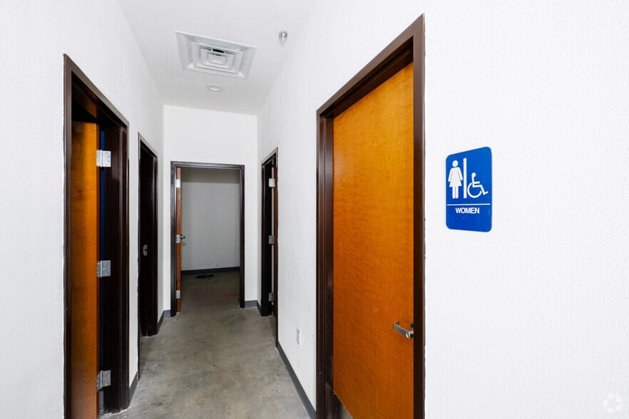 More Photos Of 901 Eight Twenty Blvd, Fort Worth Warehouse For Lease