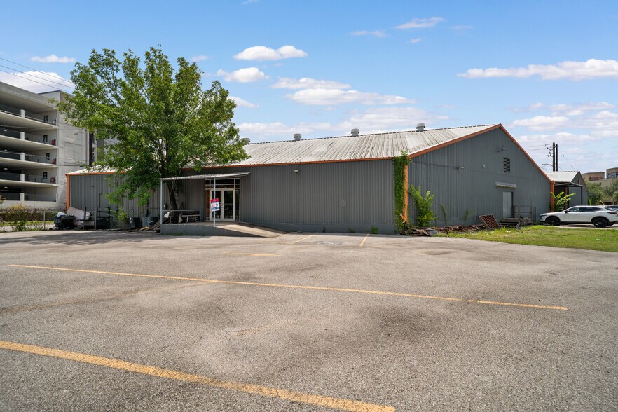 More Photos Of 815 Emancipation Ave, Houston Industrial For Sale