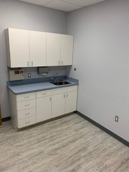 More Photos Of 28289-28315 Hoover Rd, Warren Medical For Lease