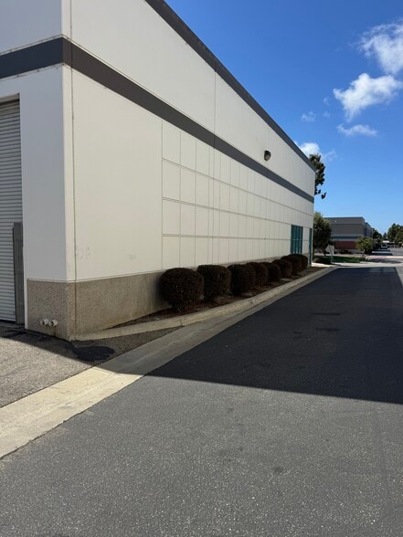 More Photos Of 1980 Goodyear Ave, Ventura Warehouse For Lease