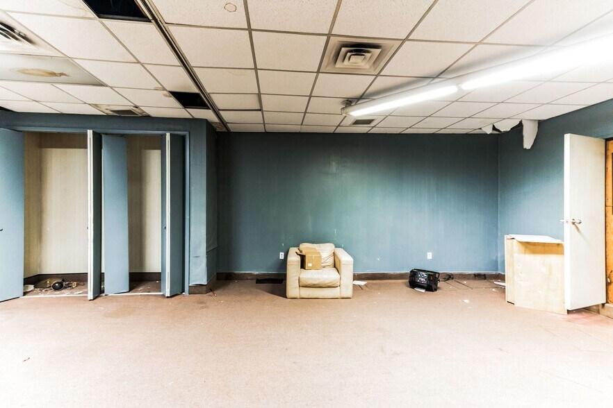 More Photos Of 200 W 4th St, Plainfield Light Distribution For Lease