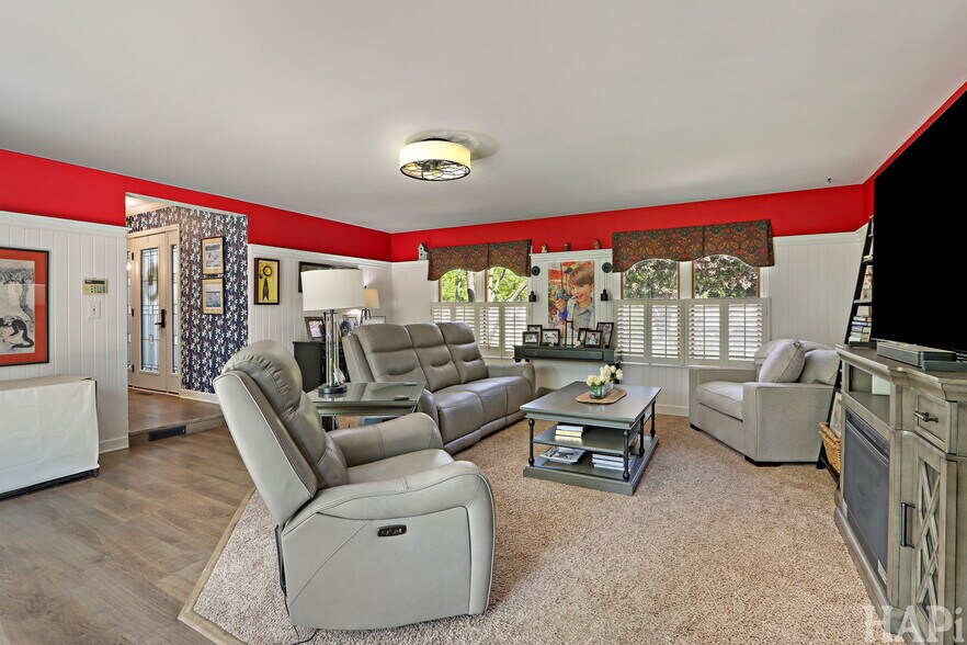 More Photos Of 4403 S Roberts Rd, Island Lake Veterinarian Kennel For Sale