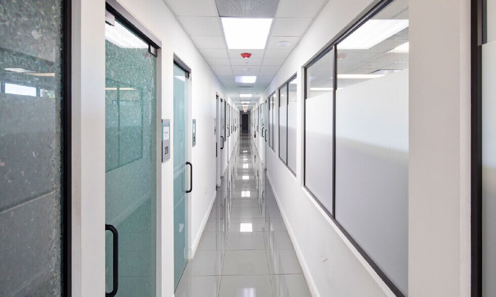 More Photos Of 1000 W Pembroke Rd, Hallandale Beach Self Storage For Lease