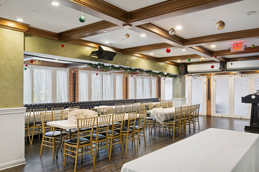 More Photos Of 40-21 Bowden Sq, Southampton Restaurant For Lease