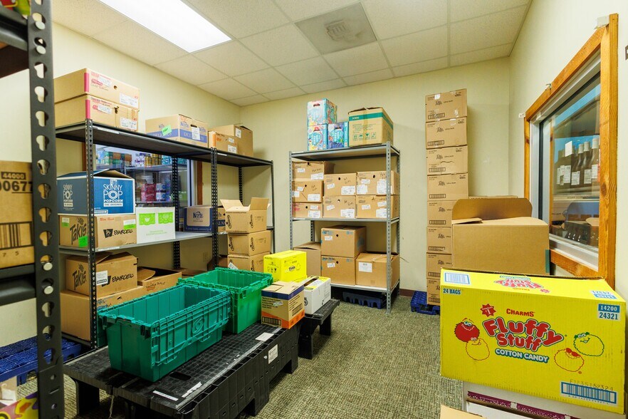 More Photos Of 901-965 Northwest Blvd, Winston-Salem Flex For Lease