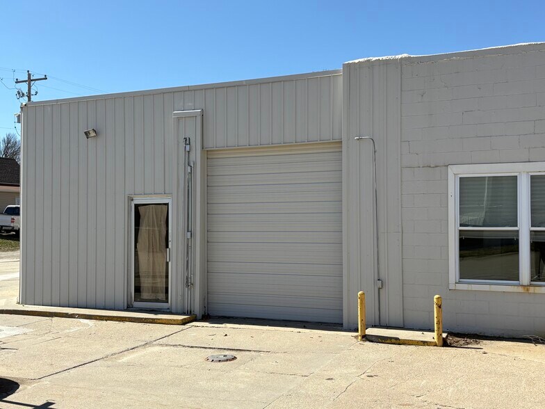 More Photos Of 833 Nemaha St, Humboldt Freestanding For Sale