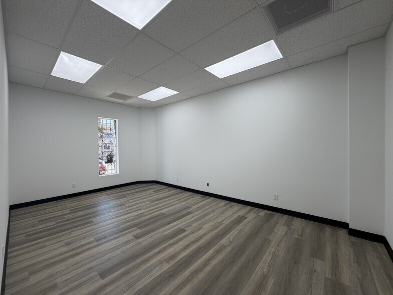 More Photos Of 15825 Stagg St, Van Nuys Warehouse For Lease
