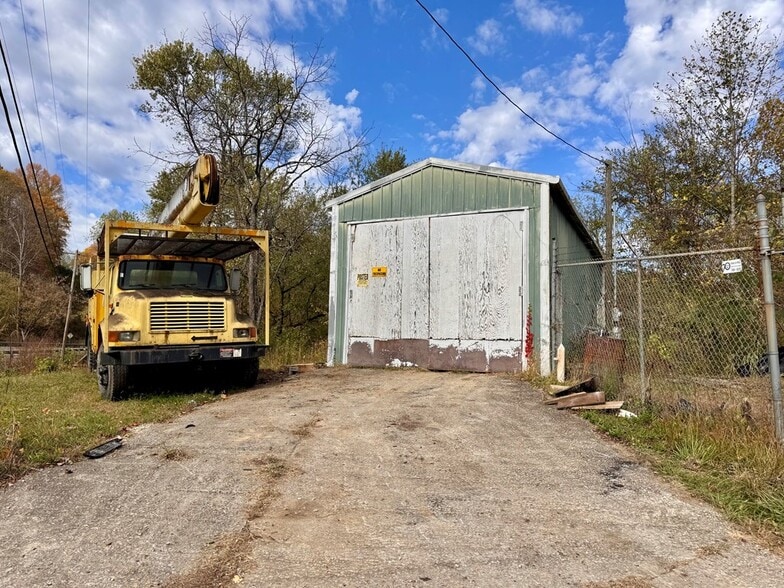 More Photos Of 10018 KY-1428, Martin Warehouse For Sale