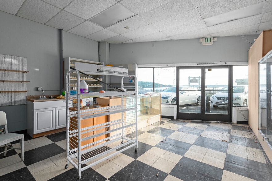More Photos Of 930 SE Pioneer Way, Oak Harbor General Retail For Sale