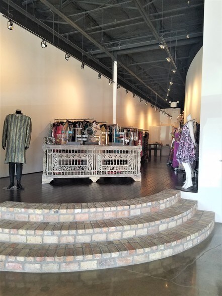 More Photos Of 163 Oak Lawn Ave, Dallas Showroom For Lease