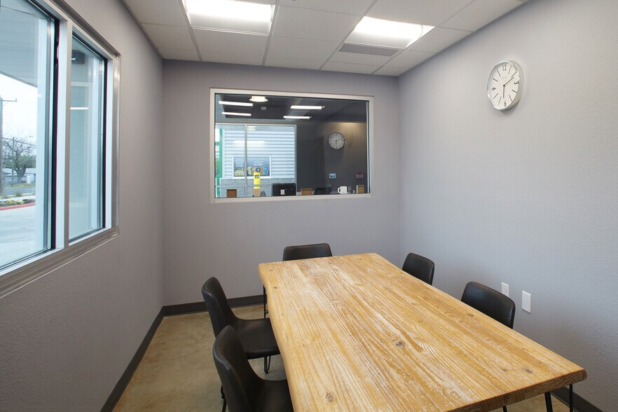 More Photos Of 1419 Commercial Ave, San Antonio Self Storage For Lease